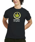 Man bär en t-shirt med satiriskt tryck föreställande ett cannabisblad