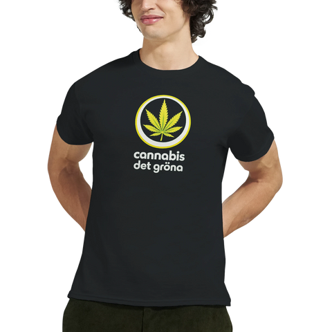 Man bär en t-shirt med satiriskt tryck föreställande ett cannabisblad