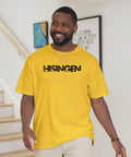 Leende man i gul t-shirt med ett tydligt lokalt budskap
