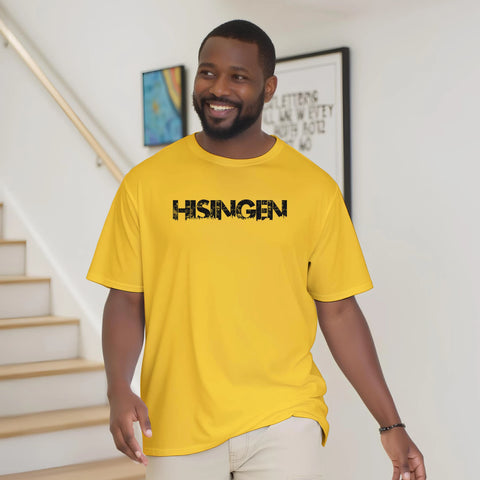 Leende man i gul t-shirt med ett tydligt lokalt budskap