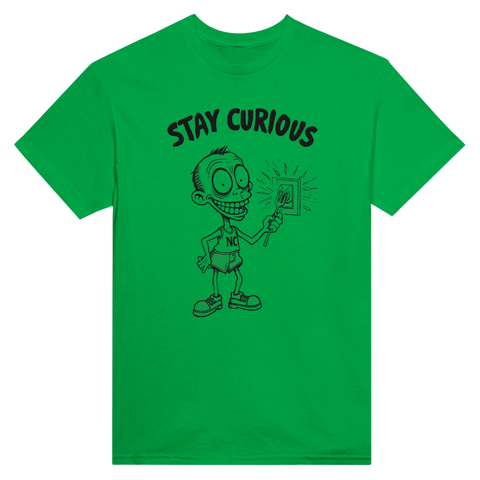Grön t-shirt med provokativ retro-illustration och texten Stay Curious
