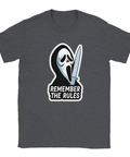 Scream-mask med kniv & text "REMEMBER THE RULES" på mörkgrå t-shirt.