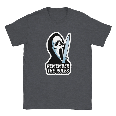 Scream-mask med kniv & text "REMEMBER THE RULES" på mörkgrå t-shirt.