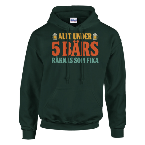 Hoodie med ölhumor och texten Allt under 5 bärs räknas som fika