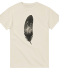 Crèmevit t-shirt med minimalistisk men detaljerad naturillustration i en fjäder