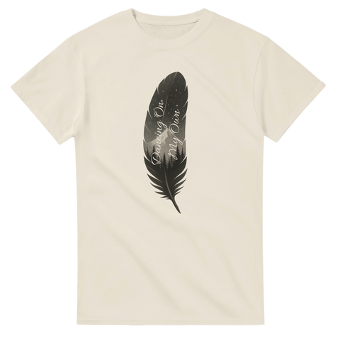 Crèmevit t-shirt med minimalistisk men detaljerad naturillustration i en fjäder