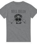 Vintage kvinna med kikare och texten "WELL HELLO" på grå t-shirt.