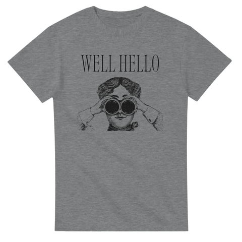 Vintage kvinna med kikare och texten "WELL HELLO" på grå t-shirt.