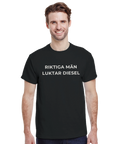 T-shirt med texten "Riktiga män luktar diesel