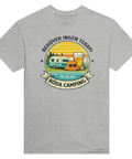 Retro husvagn, ölglas, solhatt, text "BEHÖVER INGEN TERAPI FÖR JAG HAR BÖDA CAMPING" på grå t-shirt.