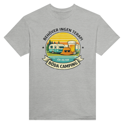 Retro husvagn, ölglas, solhatt, text "BEHÖVER INGEN TERAPI FÖR JAG HAR BÖDA CAMPING" på grå t-shirt.