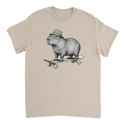 Beige t-shirt med en kapybara i grön mössa på skateboard.