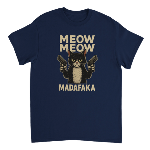 Tecknad svart katt med pistoler, text "MEOW MEOW MADAFKA" i beige på marinblå t-shirt.