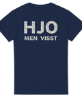 HJO MEN VISST text i sliten stil på mörkblå t-shirt.