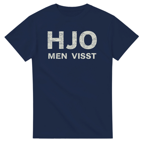 HJO MEN VISST text i sliten stil på mörkblå t-shirt.