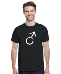 Vitt maskulinistsymbol i penseldragsstil på svart t-shirt.