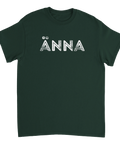 Grafiskt texttryck med ordet ÄNNA på en mörkgrön t-shirt