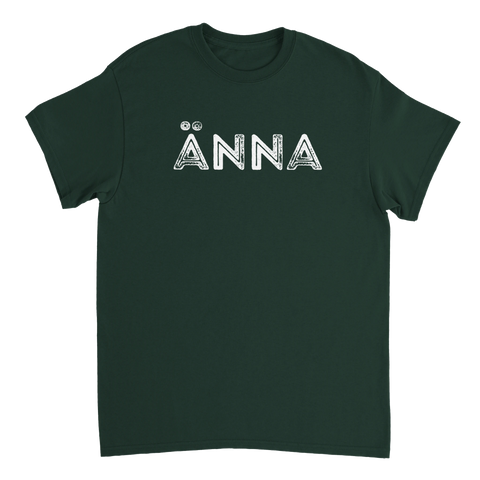 Grafiskt texttryck med ordet ÄNNA på en mörkgrön t-shirt