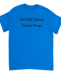 I'm Old School I Google Things" text på en blå t-shirt med rund hals.