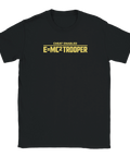 Svart t-shirt med grafisk textdesign inspirerad av klassiska fuskkoder