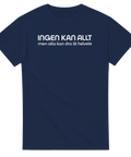 Minimalistiskt svenskt citat Ingen kan allt på marinblå t-shirt