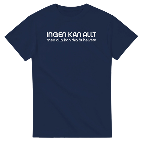Minimalistiskt svenskt citat Ingen kan allt på marinblå t-shirt