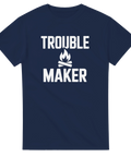 Trouble Maker tryck i vit typografi – mörkblå t-shirt med statement