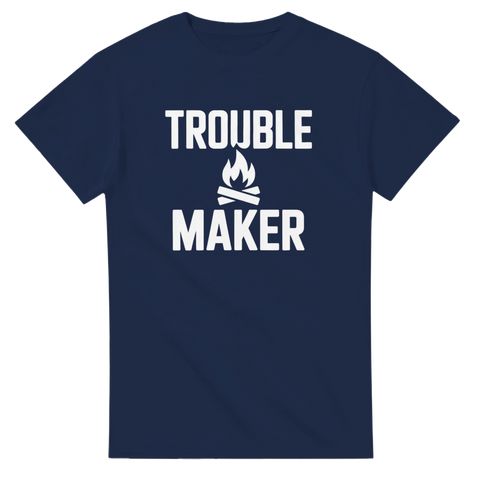 Trouble Maker tryck i vit typografi – mörkblå t-shirt med statement