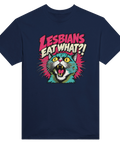 Marinblå t-shirt med en färgglad förvånad katt och texten Lesbians Eat What?!.