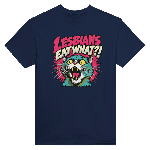 Marinblå t-shirt med en färgglad förvånad katt och texten Lesbians Eat What?!.