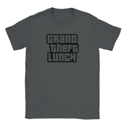 Grand Theft Lunch" texttryck i svart på mörkgrå t-shirt, GTA-inspirerad gaming-stil.