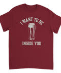 Retro ölglas-illustration med satirisk text på vinröd bakgrund – rolig t-shirt