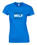 MILF-text i vitt och blått på en klarblå dam t-shirt med kort ärm.