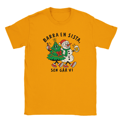 Orangegul t-shirt med en julgran och snögubbe som skålar och texten ”Barra en sista, sen går vi”.