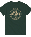 Satiriskt tryck med tvättbjörn och kaffekopp i bryggeri-estetik – grafisk t-shirt