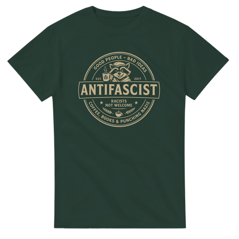 Satiriskt tryck med tvättbjörn och kaffekopp i bryggeri-estetik – grafisk t-shirt