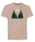 Stiliserade mörkgröna granar och blekgul måne på beige ekologisk t-shirt, minimalistisk design.
