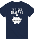 Vitt tryck "Typiskt Småland" och "Spargriseknoa" med spargris på marinblå t-shirt.