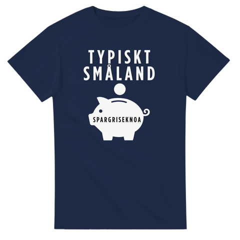 Vitt tryck "Typiskt Småland" och "Spargriseknoa" med spargris på marinblå t-shirt.