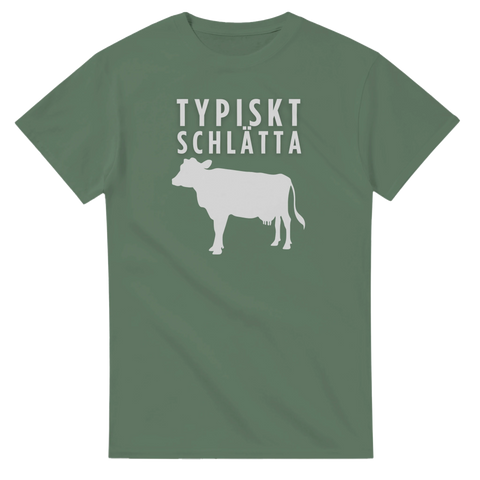 Grafiskt tryck med kossa och texten Typiskt Schlätta på en olivgrön t-shirt