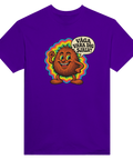 Lila t-shirt med en glad kokosnöt med färgglad bakgrund och texten Våga vara dig själv.