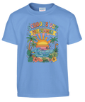 Illustration av strand och hav med texten School's Out på blå t-shirt