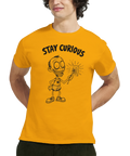 Tecknad figur med gaffel i eluttag, text "STAY CURIOUS" på gul t-shirt.