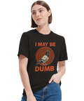 Kvinna bär en t-shirt med roligt duvmotiv och retroinspirerad text