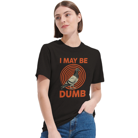 Kvinna bär en t-shirt med roligt duvmotiv och retroinspirerad text