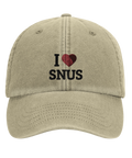 Modell bär Shirty 'I Love Snus' Dad Cap avslappnat utomhus.