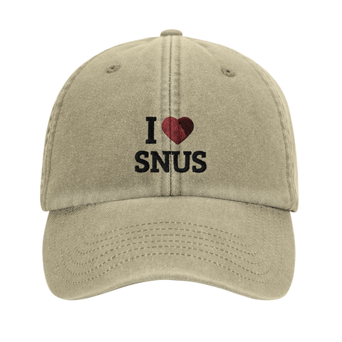 Modell bär Shirty 'I Love Snus' Dad Cap avslappnat utomhus.