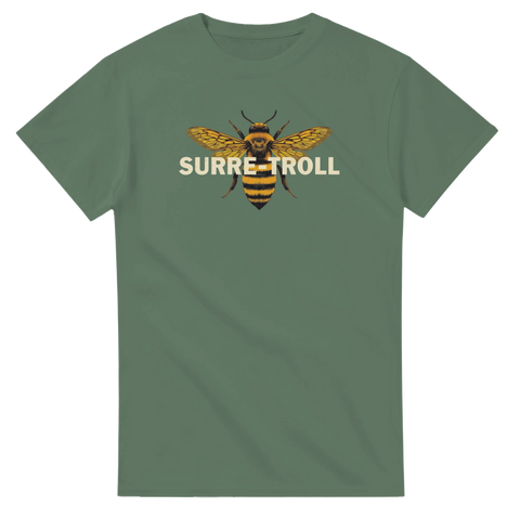 militärgrön t-shirt med humla och norskt ord surre-troll