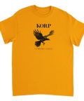 Svart korp med texten "KORP" och "CORVUS CORAX" på en gul t-shirt.