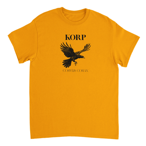 Svart korp med texten "KORP" och "CORVUS CORAX" på en gul t-shirt.